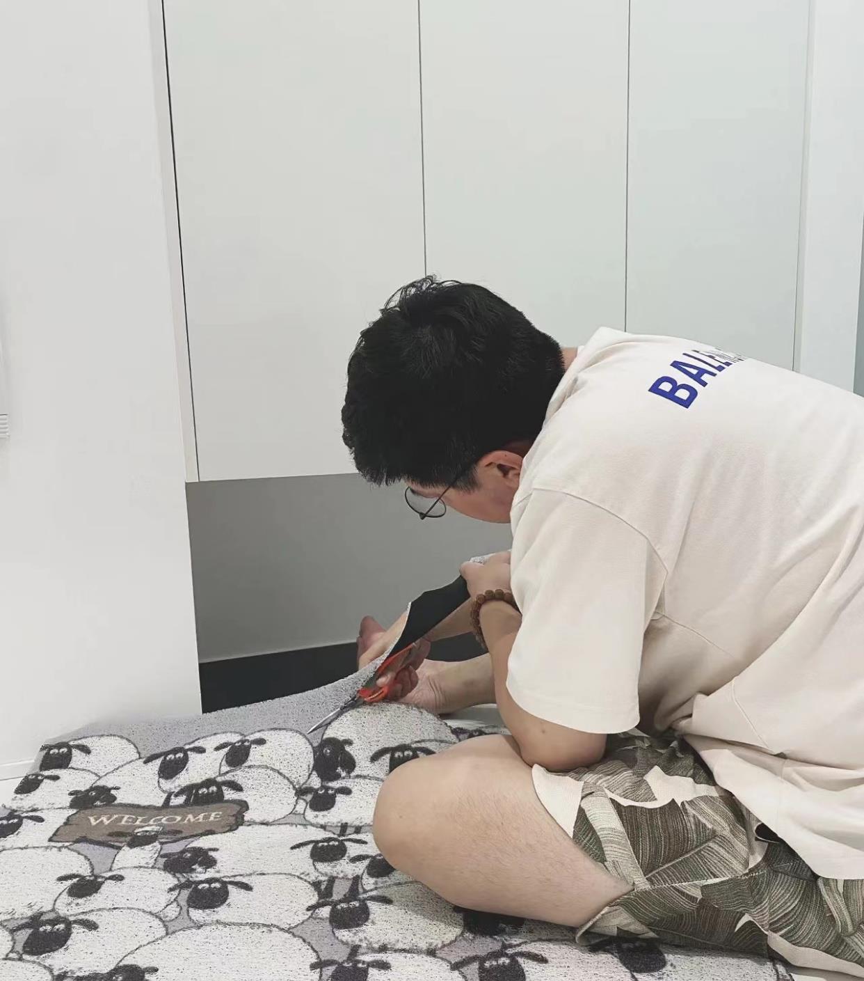 坚持全屋“黑白配”的小夫妻，把家装修的极简纯粹，装出大宅范