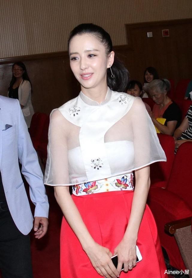 佟丽娅|佟丽娅被造型“坑”了，开叉裙豁口高了点，白色打底也能看得见