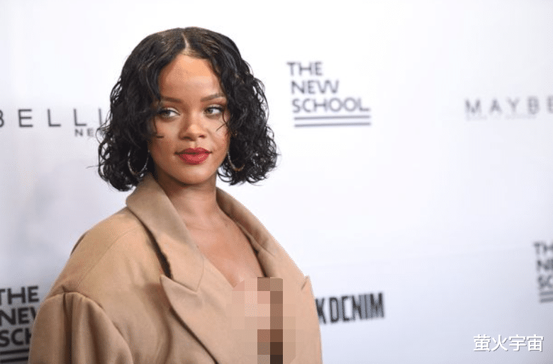 蕾哈娜|蕾哈娜穿牛油果色套装录视频，准妈传闻再起，天后幽默：每年都让我怀孕一次