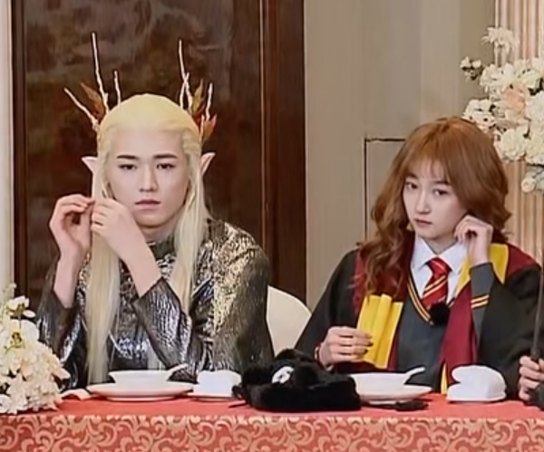 关晓彤|华晨宇关晓彤桌子下互碰脚趾，宋亚轩一脸紧张，疯狂暗示：有镜头