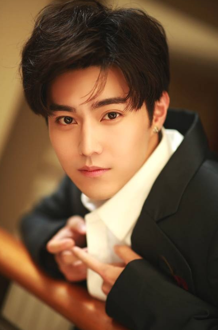 锦衣之下2|《锦衣之下2》换角遭质疑，看清新男主长相，网友：扑定了！