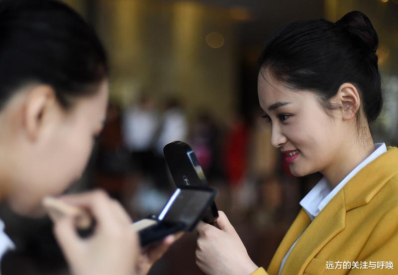 聚会|办公室的尴尬:被误解与美女同事穿情侣装