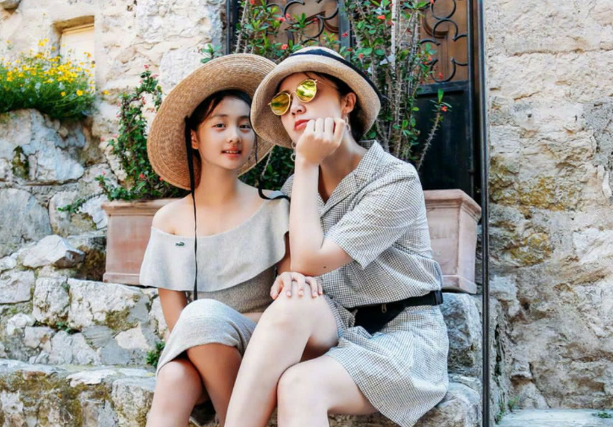 黄忆慈|15岁的黄多多和欧阳娣娣合影，却被网友发现她的身高直逼何炅