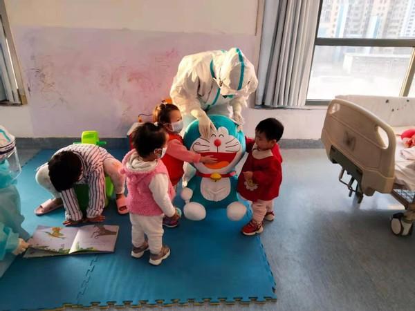 健康时报社 跨越近900公里，武汉5岁新冠痊愈女孩的新年礼物送到石家庄了