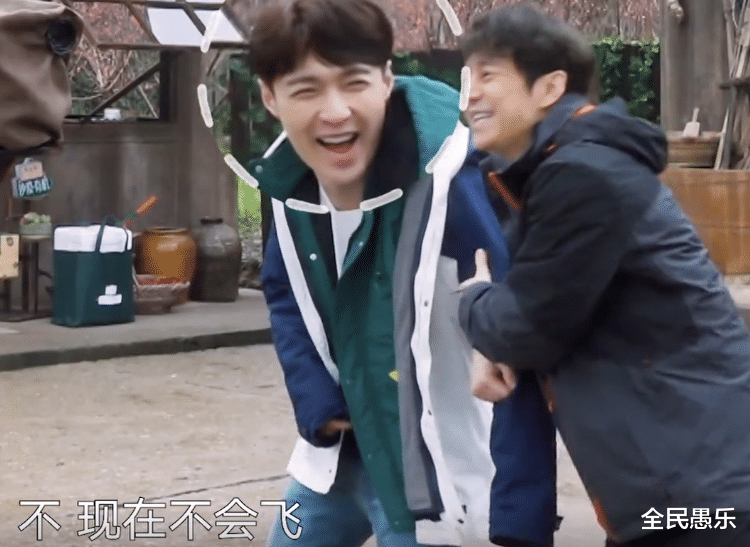 全民愚乐 张艺兴害怕尖嘴动物,努力和鸡鸭保持距离,何炅的处理方式很暖心