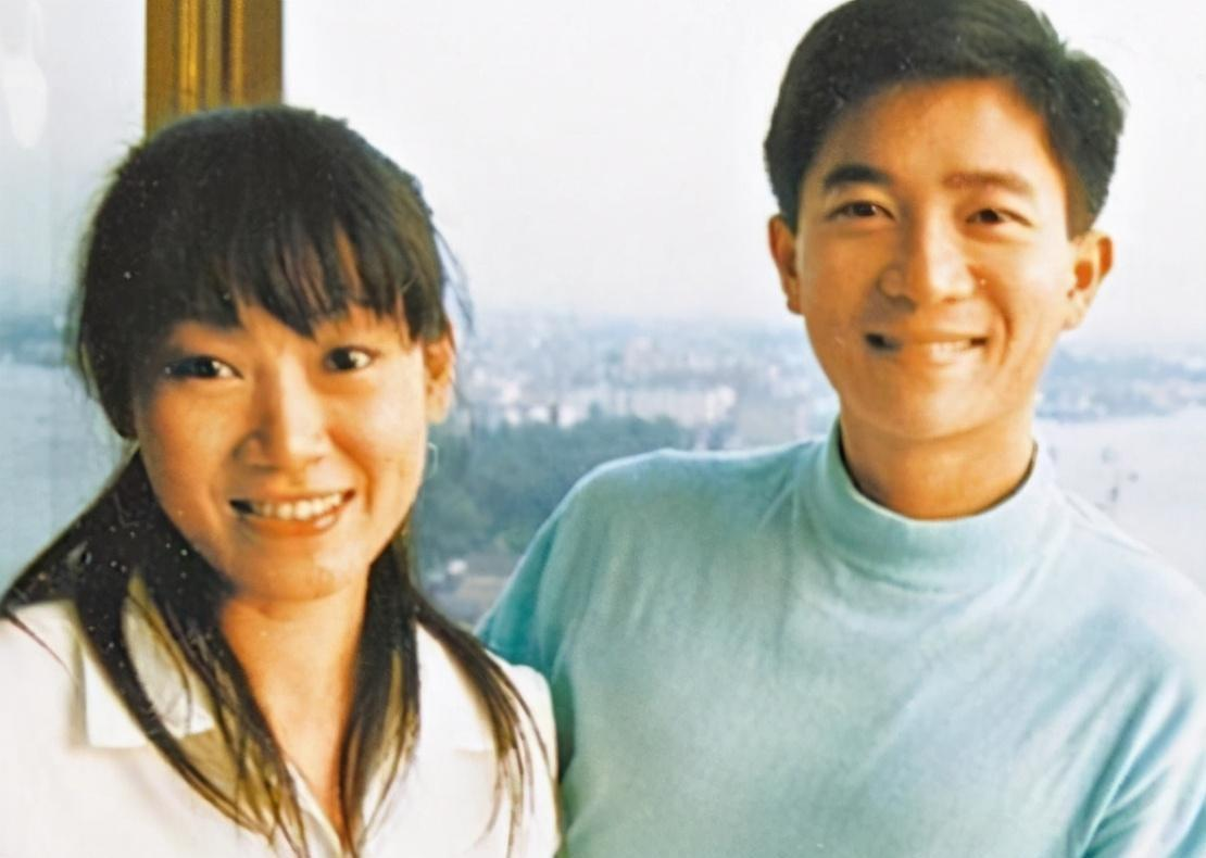 孙俪|网曝51岁王菲香港产子，经纪人现身街头行色匆匆，狂购几大袋生活用品