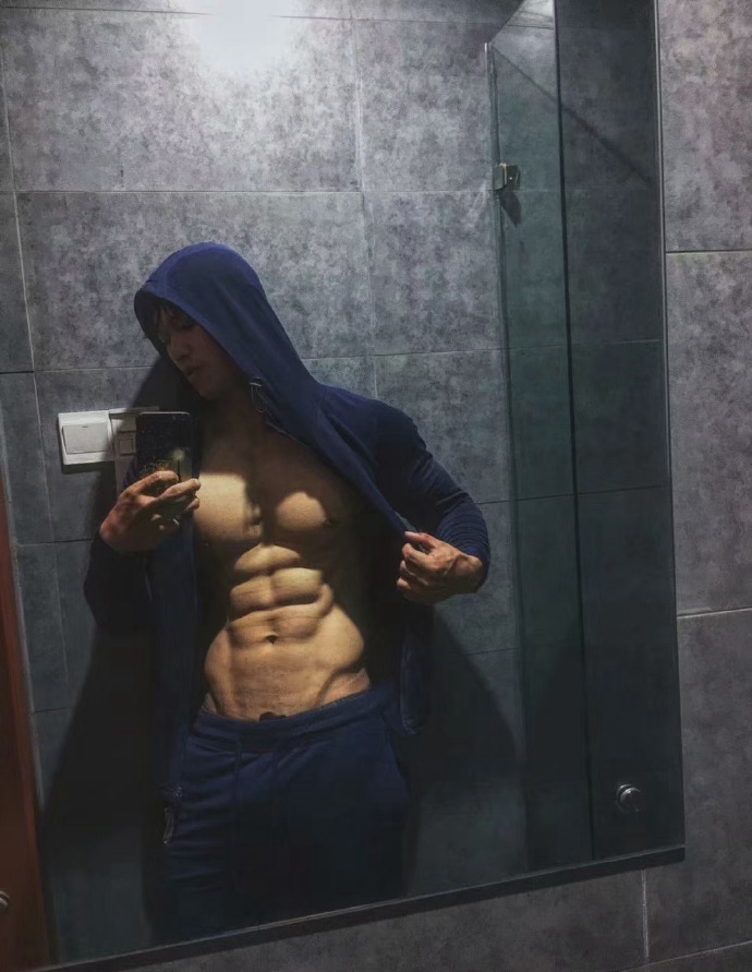 健身圈一哥|31岁肌肉模特化身蝙蝠侠，线条比例完美，受伤人设更显荷尔蒙爆棚！