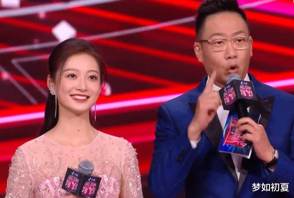 综艺节目|冯琳再次公开亮相，气质出挑，还没毕业就能担任跨年晚会主持人