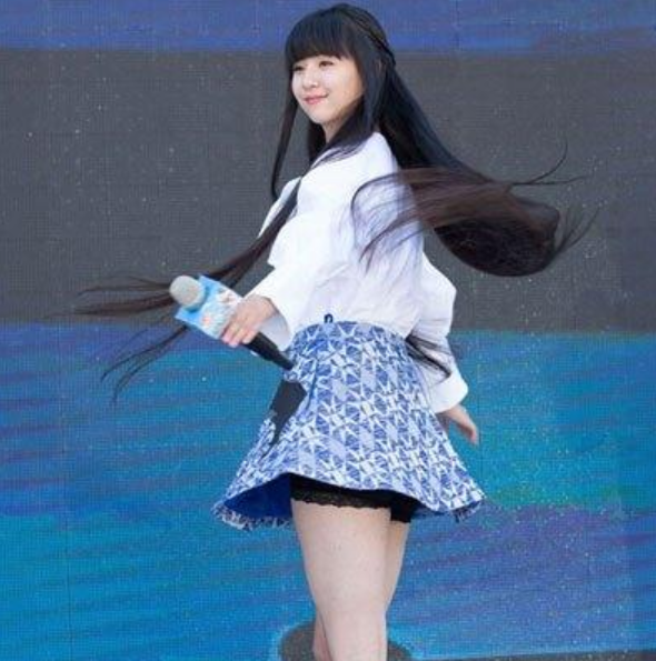 小彩旗|21岁小彩旗在变胖的路上越走越远，姨妈杨丽萍对她已经失去控制