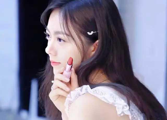 吴亦凡|18岁的赵今麦越长越漂亮：无袖打底露出香肩，难怪被吴亦凡看上