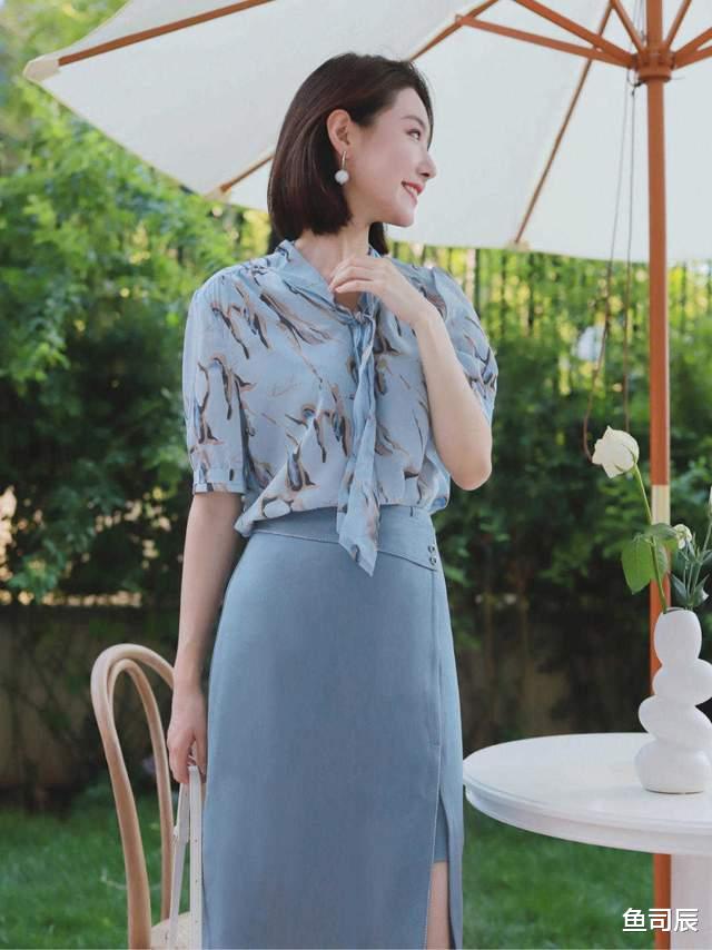 鱼司辰|“初恋”女友风格怎么穿?白衬衫搭配印花裙甜美俏皮,简直太美了