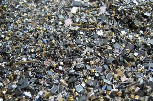 舜网 用不锈钢脸盆换旧手机的小贩，换回一部手机后，可以赚多少钱？