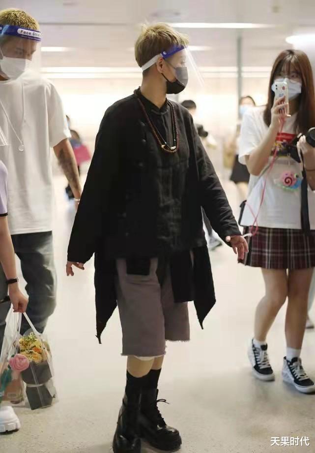 天果时代 宁静也太飒了吧!黑色盘扣上衣搭配复古串珠,个性炫酷又有魅力