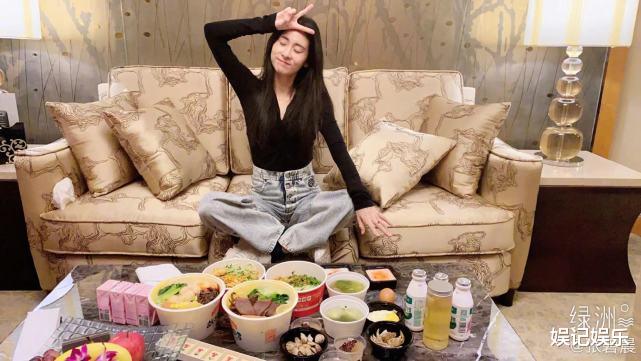 张碧晨|华晨宇张碧晨早已同居?两人同款窗帘前拍照,张碧晨穿睡衣道晚安