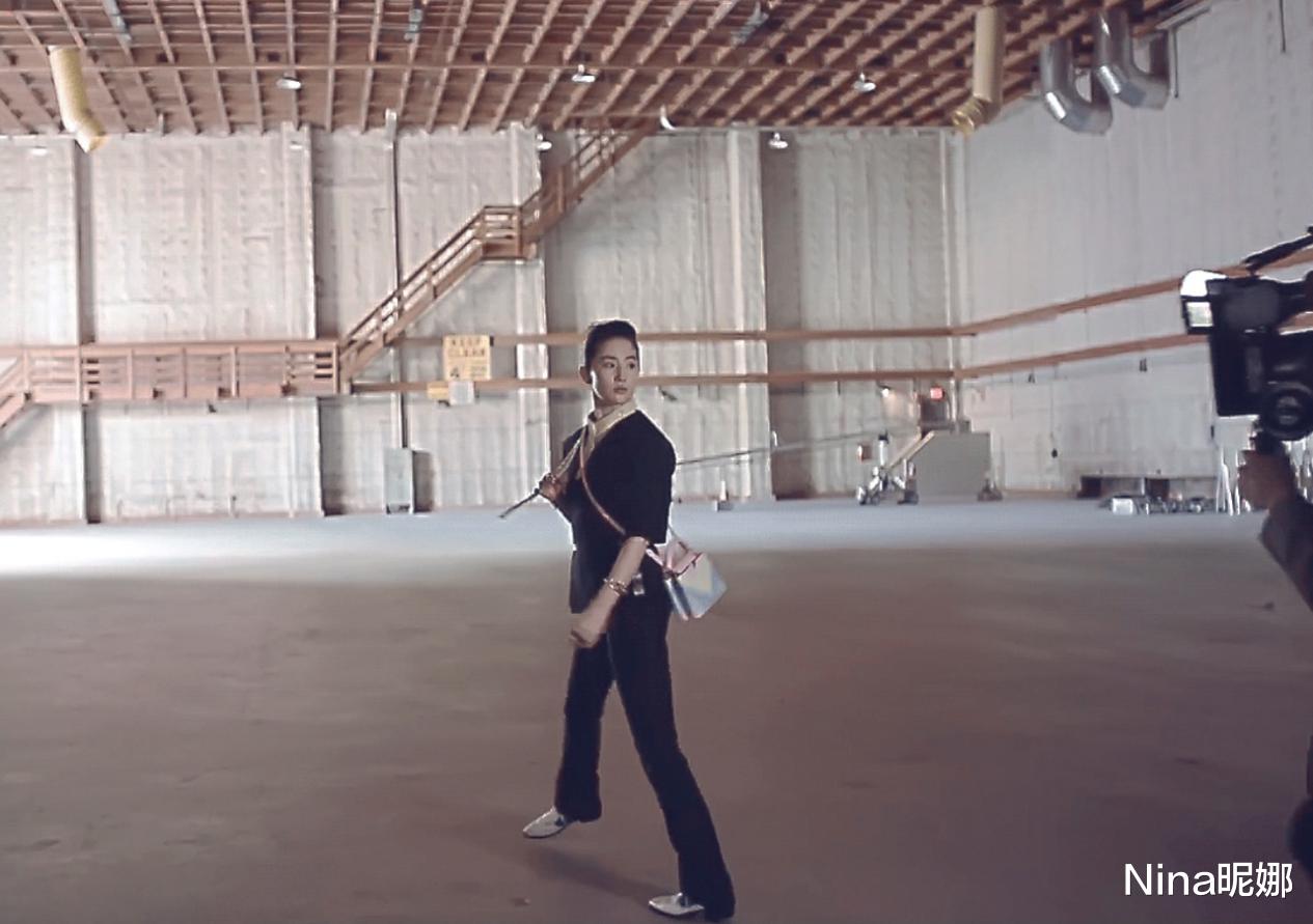 穿衣搭配|34岁刘亦菲掀起刘海做女王，穿斗篷西装大背头坐货车太霸气，好绝一女的