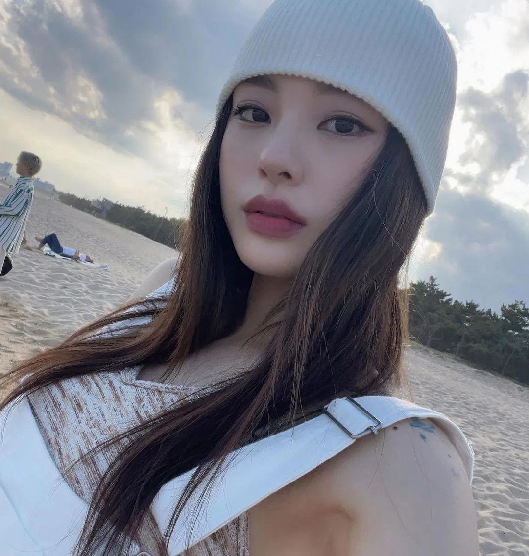 卡戴珊|卡戴珊身材配郑秀晶的脸？登场就辣到全场沸腾，女爱豆看了也自卑