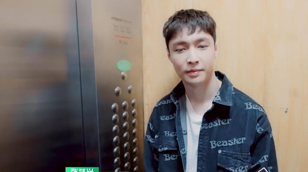 朱晨丽|张艺兴陪爷爷在长沙坐公交,超市买平价衫,追忆外婆和黄渤打电话