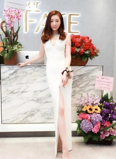 赵露思|熊黛林不愧是模特出身，穿抹胸短裙坐姿优雅，“纤纤细腿”美极了