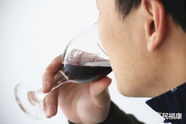睡眠|喝酒后，为什么有人总爱说个不停，有人却只会安静的睡觉？