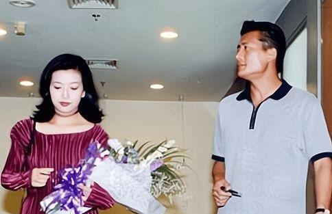 江珊|江珊57岁前夫罕晒全家福，41岁富商妻子身材苗条，5岁儿子神似爸