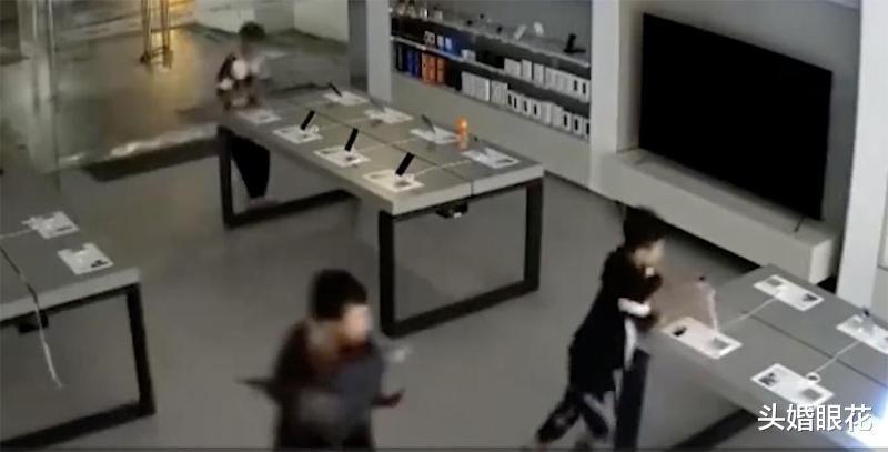 厦门|6少年洗劫手机店，不予刑事处罚，30秒卷走25部手机4台电脑