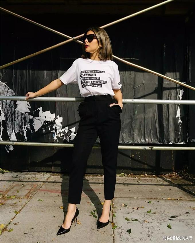 时尚搭配师瓜瓜|女人过了45岁，买短袖要牢记三不要，显得俗气廉价，谁穿谁丑