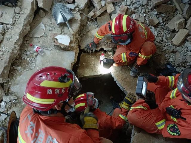 生活报 轰！仓库坍塌，1人被困！东莞消防8小时生死救援