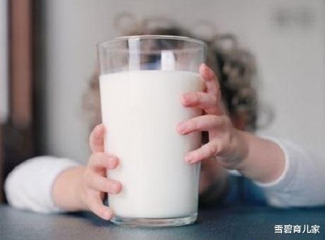 雪碧育儿家|你家孩子是否“睡前一杯奶”？牛奶喝不对，可能有危害