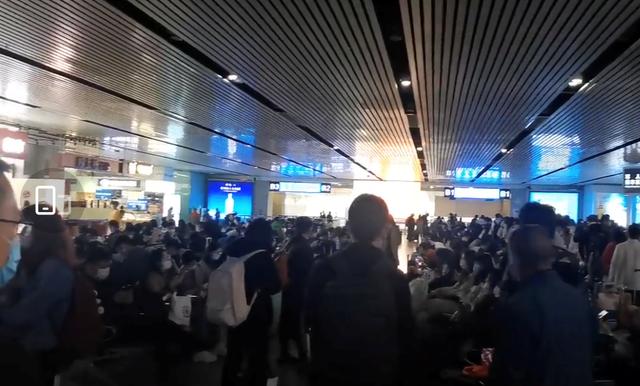 山东商报 刚刚，这个高铁站冲上热搜！济南火车站全是人人人，多个立交桥堵到“发红”，无论如何，小长假开启