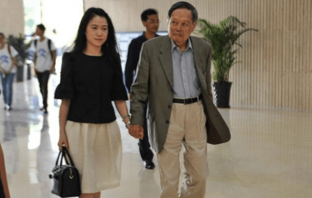 杨振宁|99岁杨振宁和45岁娇妻婚姻生活曝光，翁帆曝丈夫喜好让自己心惊胆战