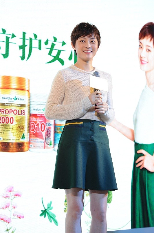 孙俪|孙俪穿上针织衫真高级，保养也年轻，戴着老公孩子出门真幸福