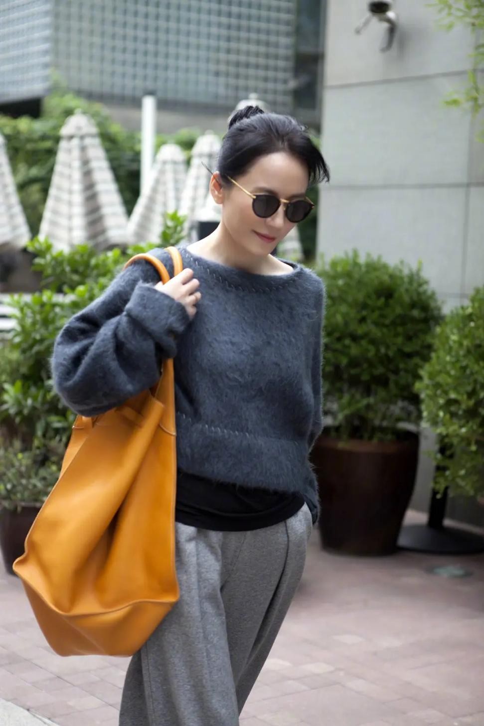 美人哒 50岁俞飞鸿也太会穿了吧，灰色毛衣配阔腿裤，看似质朴却备显高级