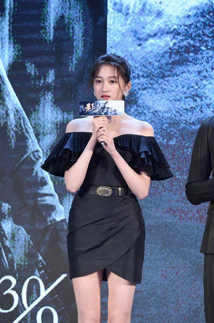 猫姐穿搭经 别人努力变年轻,24岁关晓彤穿黑裙烫卷发硬扮成熟,颜值高真任性