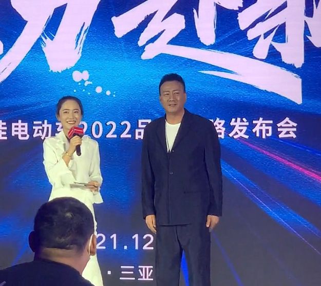 胡军|胡军现身三亚签约，保安们做出邀请手势，“明星没有必要这样子”