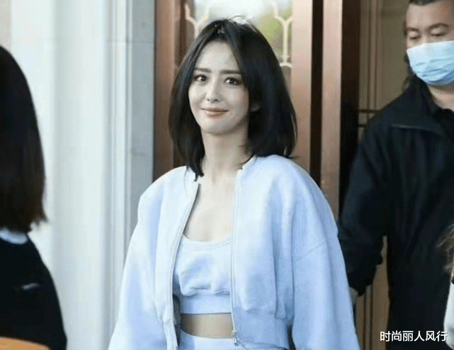 佟丽娅|佟丽娅这次“装嫩”终于顺眼了！穿女团装没翻车，剪短发太年轻