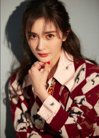 潮帮先生|杨幂的初秋穿搭真美，8千8开衫叠搭短裙时髦还显高，少女感太圈粉