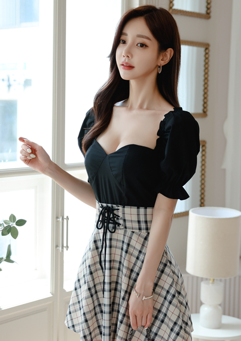 心壹文学|女神孙允珠时尚搭配：约德尔古调黑玫中欧田园衣裙