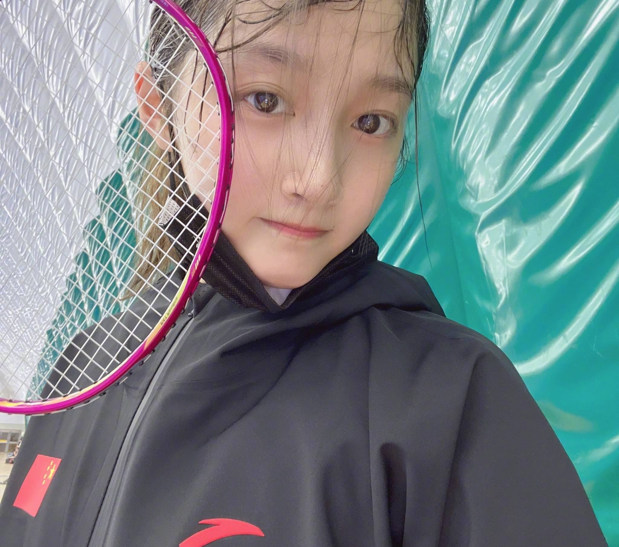 关晓彤|原来关晓彤那天的球是和鹿晗打的，二人架势超专业，最后关晓彤打得大汗淋漓