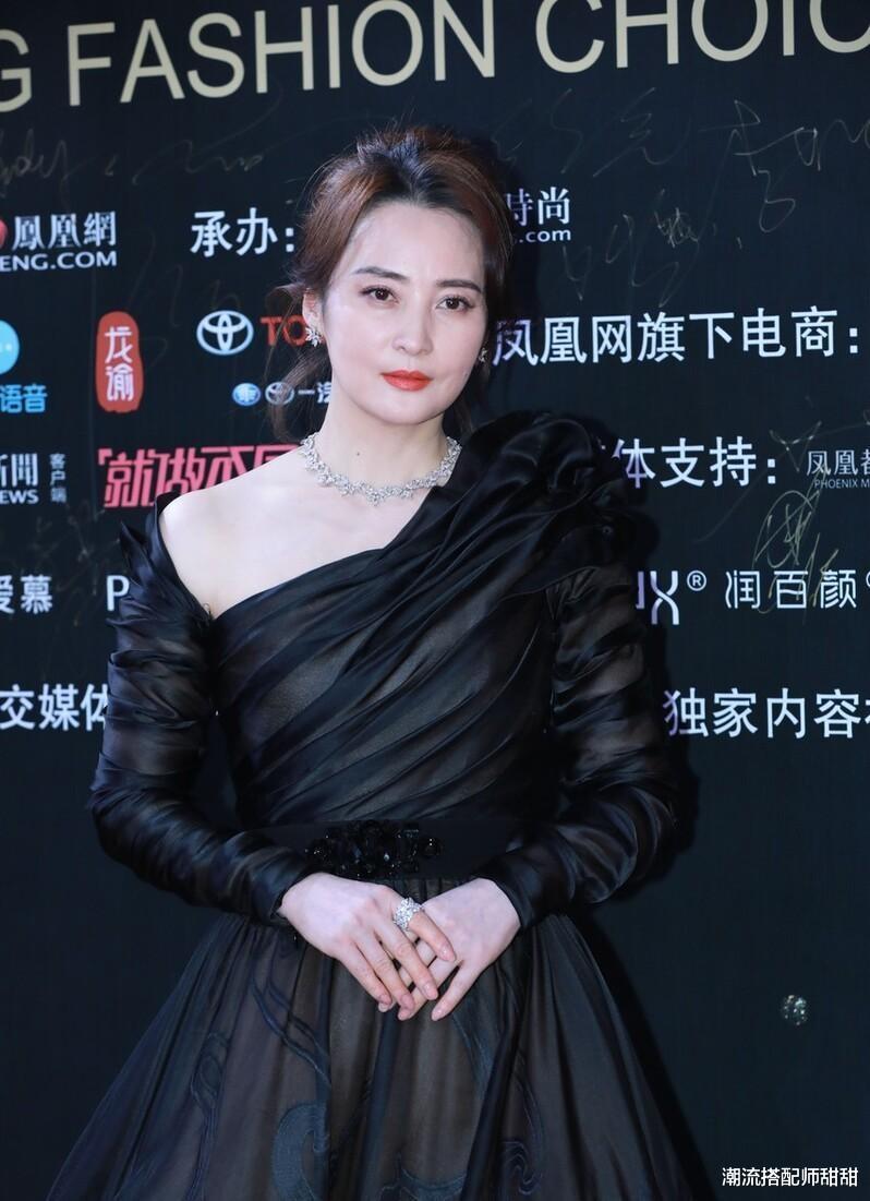 王丽坤|凤凰时尚：陈妍希脸蛋变太紧致，刘雨昕也开始穿裤裙，王丽坤真白