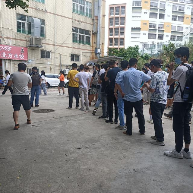 中年女同学的自救|深圳某工厂老板：招聘到一个工人就像抢到宝贝一样