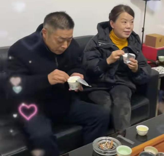 赵丽颖|姚爸终于剪了短发, 发根全部花白, 跟奇奇仿佛复制粘贴