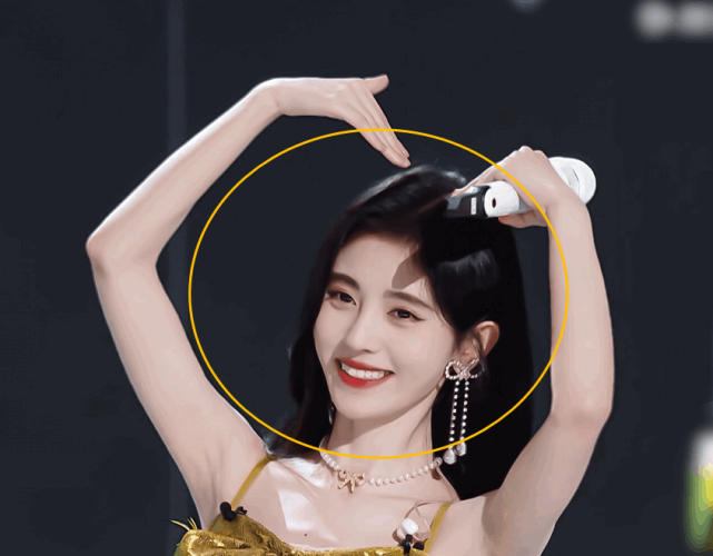 张芸京|继全身打粉后，鞠婧祎打高光像十八铜人，精致假面下是极度自卑