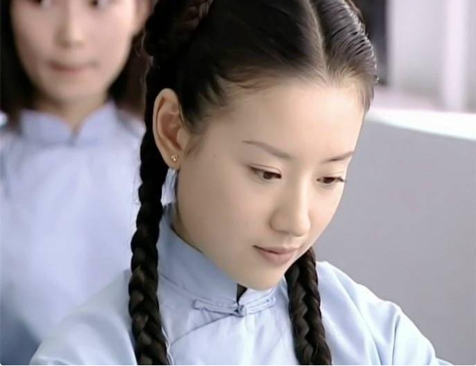 董洁|“清纯玉女”董洁的幻灭史，她的故事远比你想得更恶劣