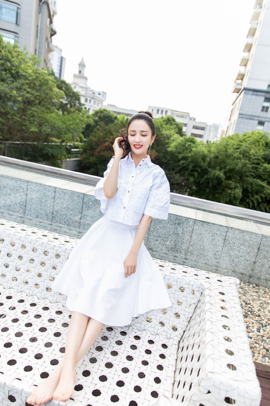 猫姐穿搭经|佟丽娅亮相电影见面会，穿的半身裙“一边长一边短”，效果真减龄