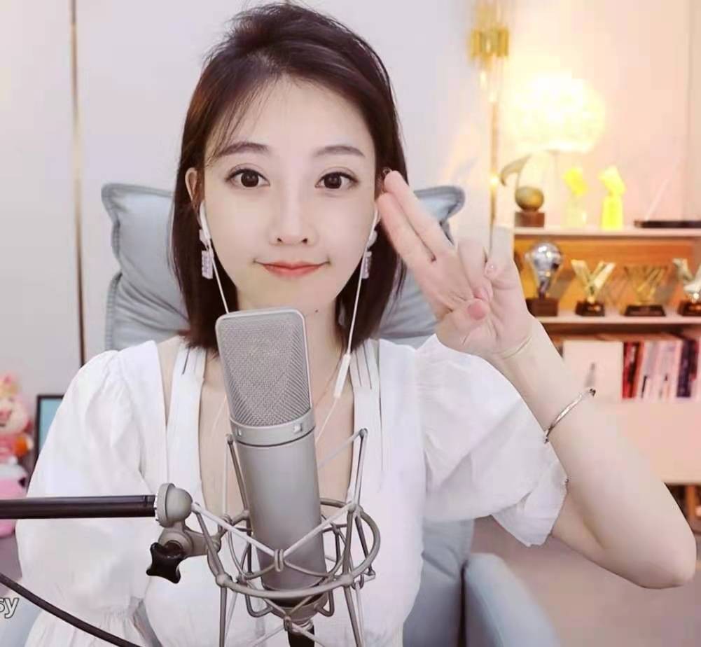 冯提莫|冯提莫平安夜送上特别惊喜！第三站签售会完美落幕，粉色装扮亮点