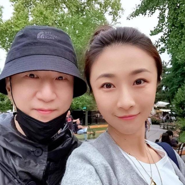 孙红雷|孙红雷与小15岁娇妻被偶遇，搂腰合影好甜蜜，与成龙拥抱热聊