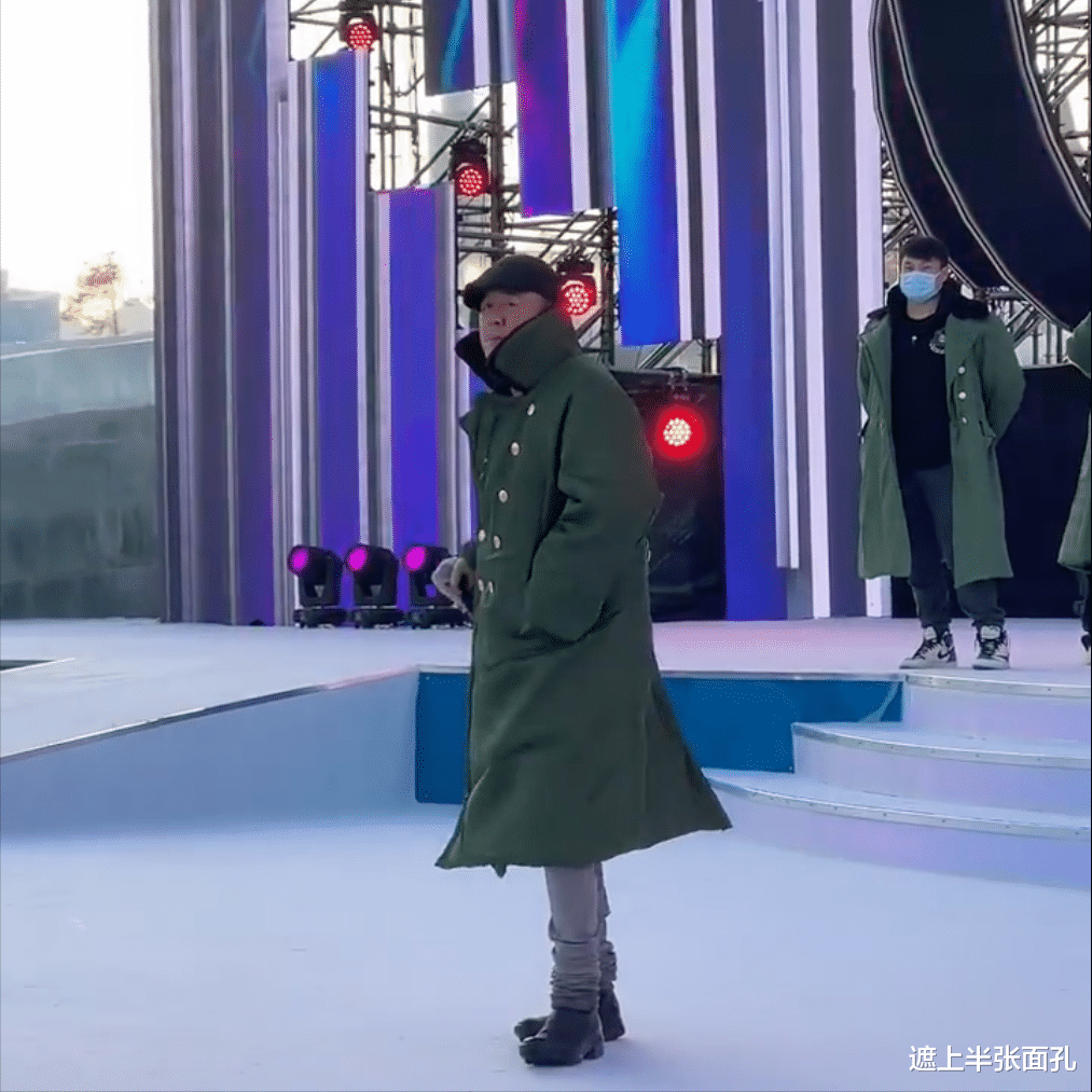杨坤|杨坤现身长春彩排跨年盛典，身披军大衣上台，满脸通红卖力演唱