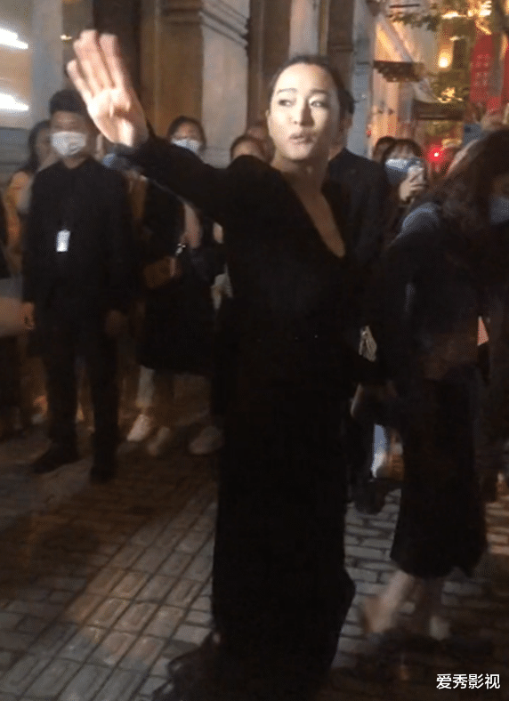 袁冰妍|55岁巩俐出席活动被拍！穿深V长裙身材曲线完美，身旁紧跟一壮汉