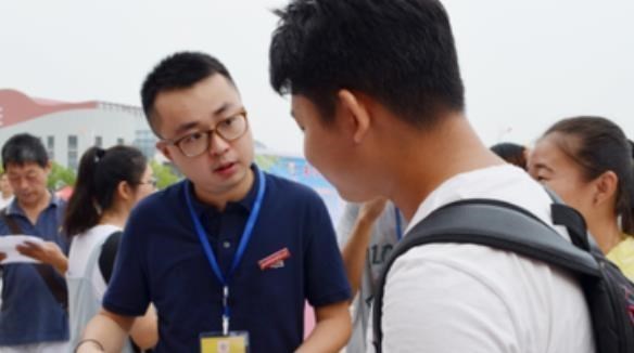 萌孩控分子|学生在大学时入党,辅导员很重要但不具有决定权,学生需提前了解