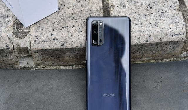 華為鴻蒙系統|鴻蒙OS+超曲面屏+50倍遠攝，加上麒麟990 5G，上市一年多降200元